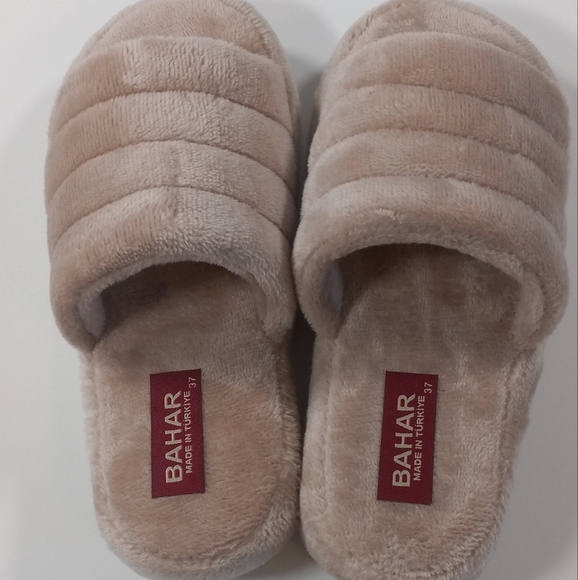 Shoes - Plush Tan Cozy Open Toe Slippers Soft Bedroom House Slippers Size 5